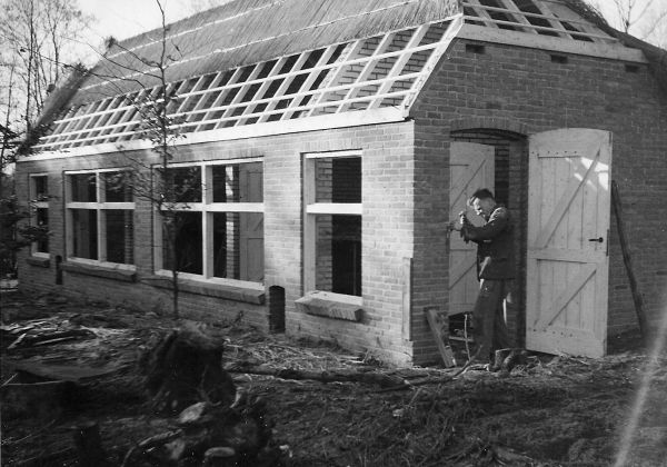 kippenhok in aanbouw 1950